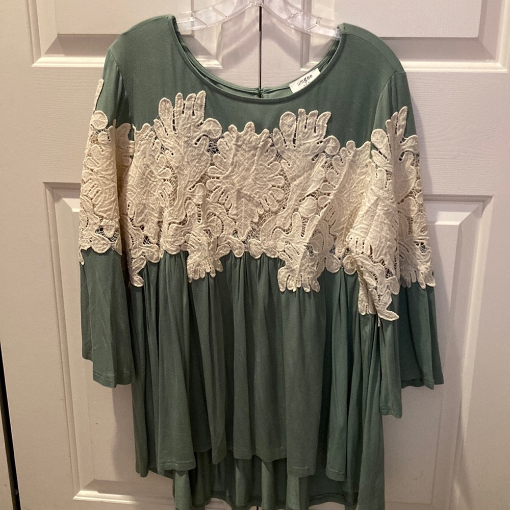 Umgee hi low hem lace embellished top